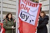 Gleichstellungsministerin Jacqueline Bernhardt und Lisanne Straka vom DGB hissen die Equal-Pay-Day-Fahne vor dem Justizministerium (Foto: JM)