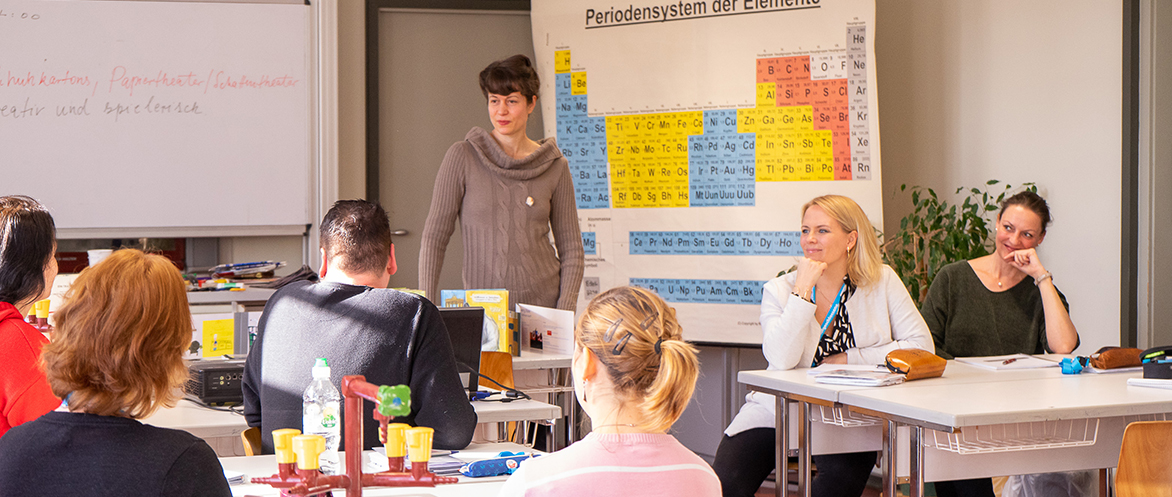 Lehrerinnen und Lehrer während einer Fortbildung im Fach Chemie; Foto: Foto Schuh, Schwerin