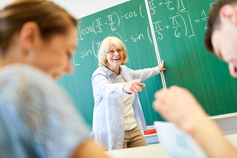 Lehrerin und Schüler haben Spaß im Mathematik-Unterricht, Foto: Robert Kneschke - stock.adobe.com