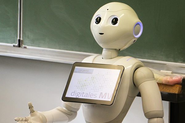 Humanoider Roboter "Pepper" im digitalen Klassenzimmer, Foto: Georg Zirzow