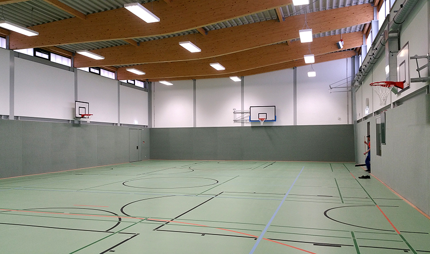 Die neueste und modernste Grundschule in MV: die Grundschule „An der Carbäk“ Broderstorf – 2016 feierlich übergeben – mit weitläufigem Außengelände und geräumiger Turnhalle für Schul- und Vereinssport.