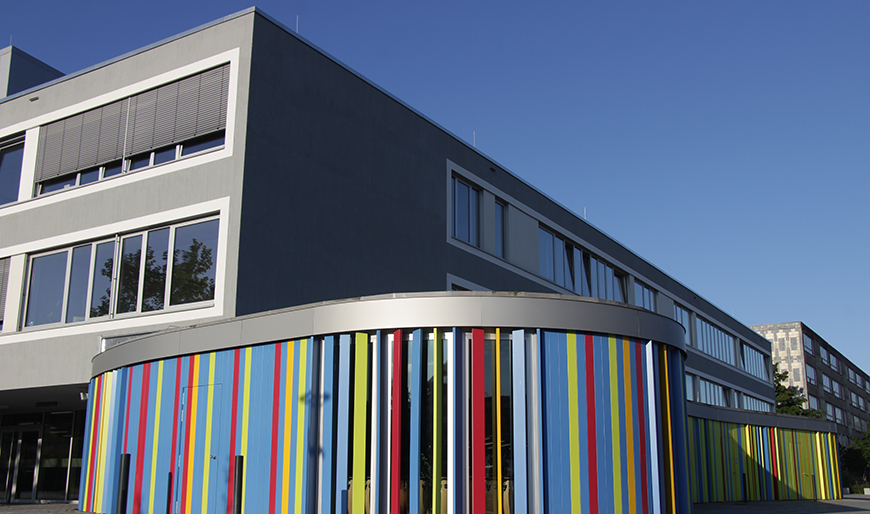 Die 2015 neu erbaute Regionale Schule „Am Lindetal“ in Neubrandenburg trägt mit modernen Fachräumen und flexibel einsetzbarem Mobiliar entscheidend zur Verbesserung des Schulklimas und der Unterrichtsqualität bei.