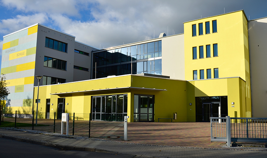 Das Gebäude der Regionalen Schule „Am Grünen Berg“ in Bergen auf Rügen wurde 1986 errichtet und von 2014-2016 für mehr als 5,7 Millionen Euro grundlegend, v.a. energetisch, saniert und baulich erweitert.