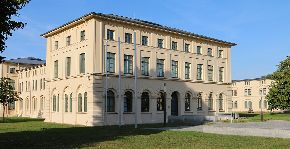 Der Schweriner Marstall von Westen fotografiert. Der linke Gebäudeflügel ist der Sitz des Ministeriums für Bildung und Kindertagesförderung.