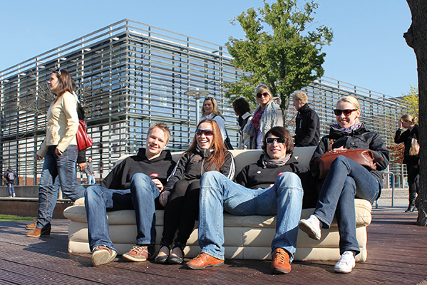 Hochschule Wismar - Studentensitzen vor dem Gebäude