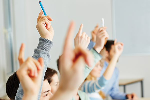 Mehrere Schüler heben ihre Hände im Unterricht, Foto: Fotolia