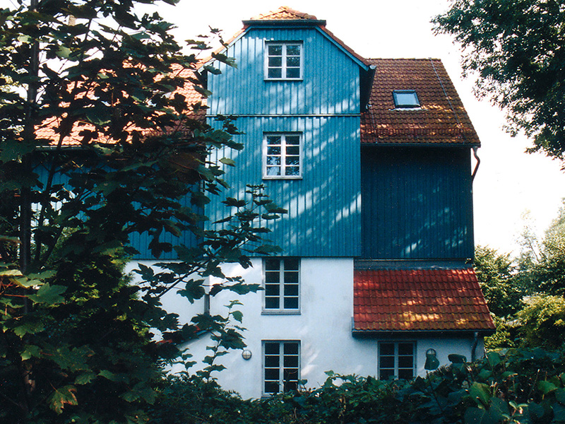 Blick von der Straßen auf das Künstlerhaus Lukas in Ahrenshoop Foto: Künstlerhaus Ahrenshoop e. V. Blick von der Straßen auf das Künstlerhaus Lukas in Ahrenshoop