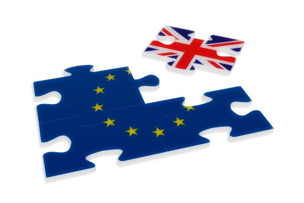 Symbolbild Brexit: Ein Puzzle-Teil mit der Flagge von Großbritannien hat sich vom Kreis der goldenen EU-Sterne gelöst.