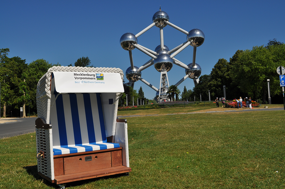 Strandkorb wirbt für Mecklenburg-Vorpommern beim Atomium in Brüssel