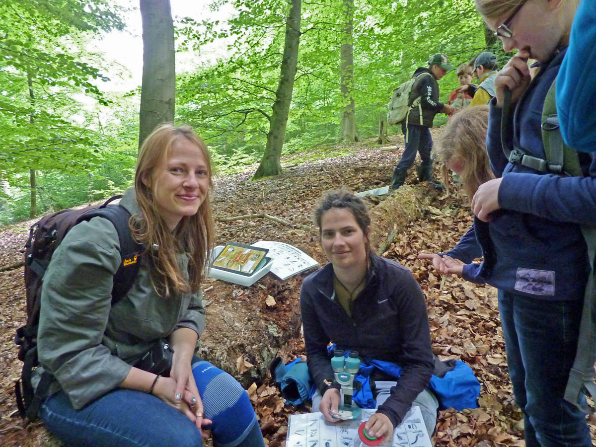 FÖJlerin Louise Globig (Mitte) erkundet mit Schülern Tiere des Waldbodens