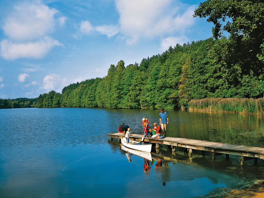 Familie mit Kanu an einem Steg, Mecklenburgische Seenplatte © René Legrand / TMV Familie mit Kanu an einem Steg, Mecklenburgische Seenplatte