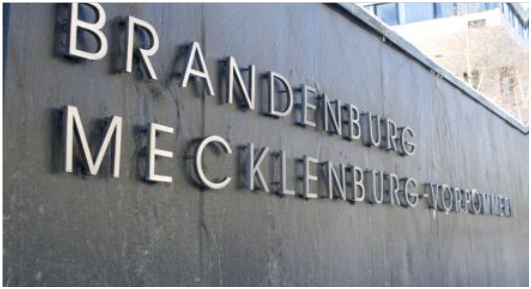 Das Bild der Landesvertretung zeigt den Schriftzug Brandenburg und Mecklenburg-Vorpommern am Gebäude