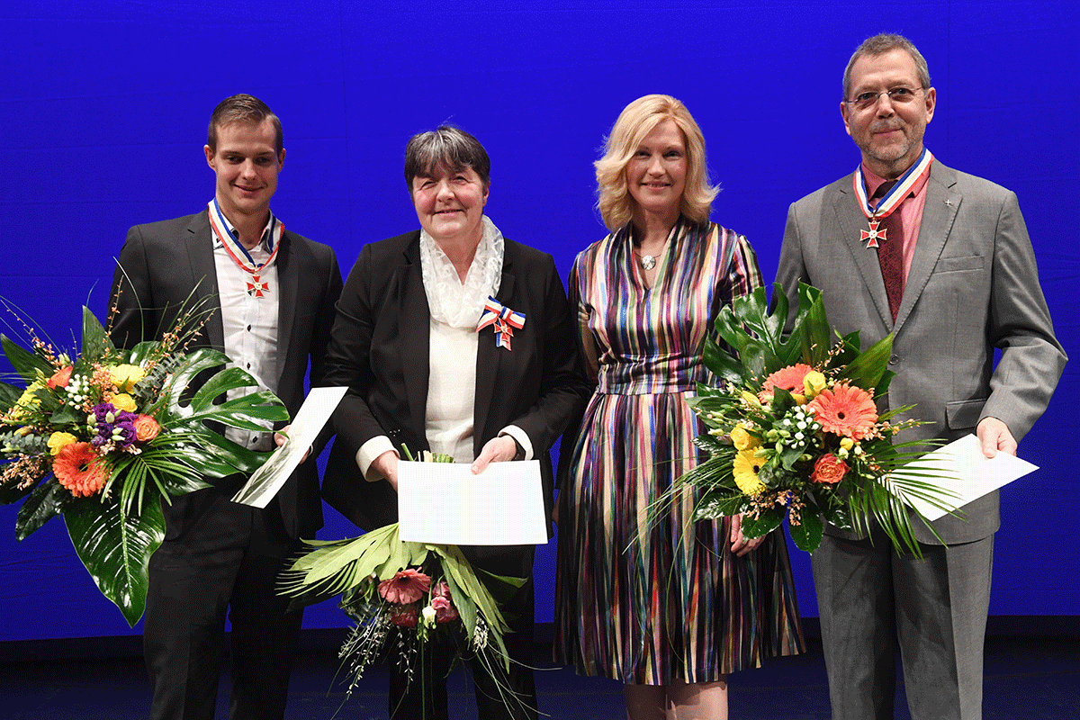 Gruppenfoto mit Ministerpräsidentin Manuala Schwesig und Reno Tiede, Hannelore Kohl und Christoph de Boor, die Blumensträuße und ihre Urkunden in den Händen halten.
