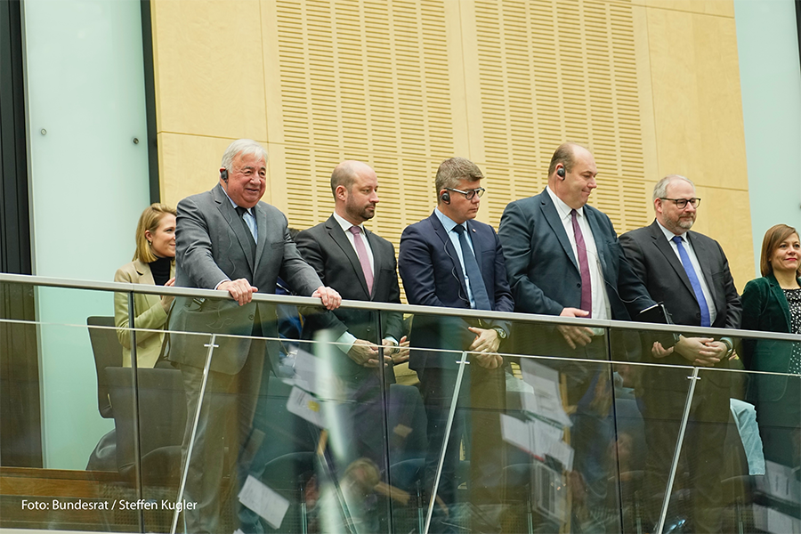 Blick zur Gästetribune des Bundesrates, unter anderem mit Gérard Larcher, Frankreichs Senatspräsident