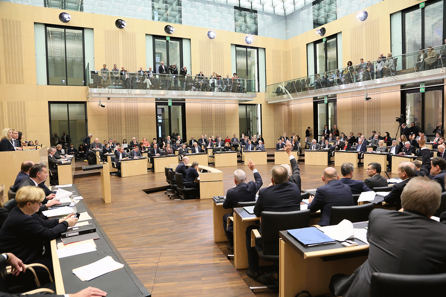 Blick in den Plenarsaal des Bundesrats während einer Abstimmung