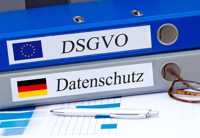 Zwei Ordner, die symbolisch für die Datenschutz-Grundverordnung (DSGVO) stehen