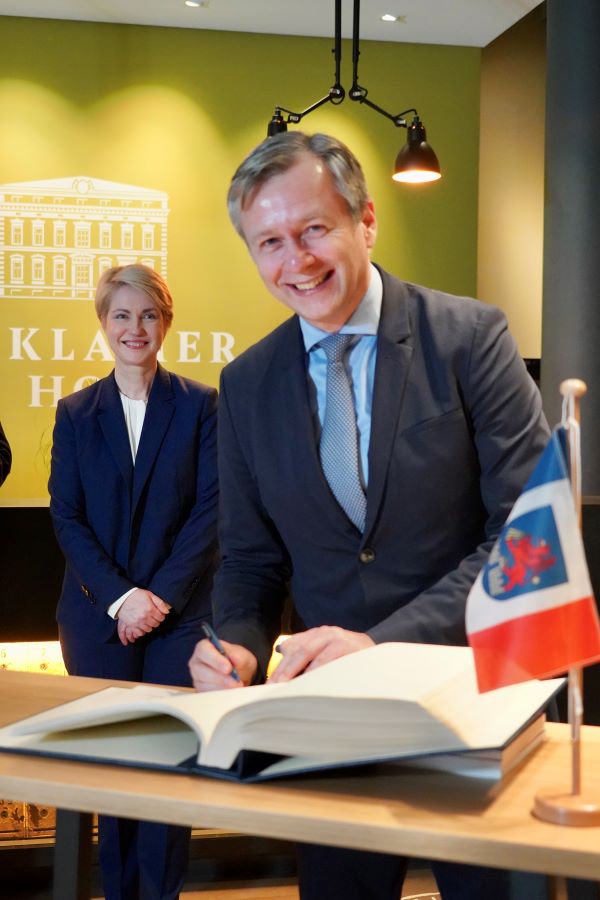 Finanzminister Dr. Heiko Geue trägt sich in das Gästebuch der Hansestadt Anklam ein.