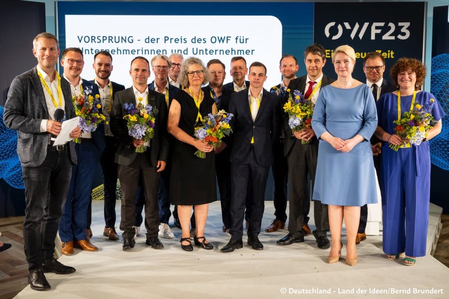 Gruppenbild mit Preisträgerinnen und Preisträgern des "Vorsprung"-Preises des Ostdeutschen Wirtschaftsforums