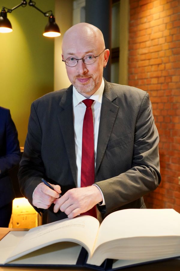 Der Minister für Inneres, Bau und Digitalisierung Christian Pegel trägt sich ins Gästebuch der Hansestadt Anklam ein. 