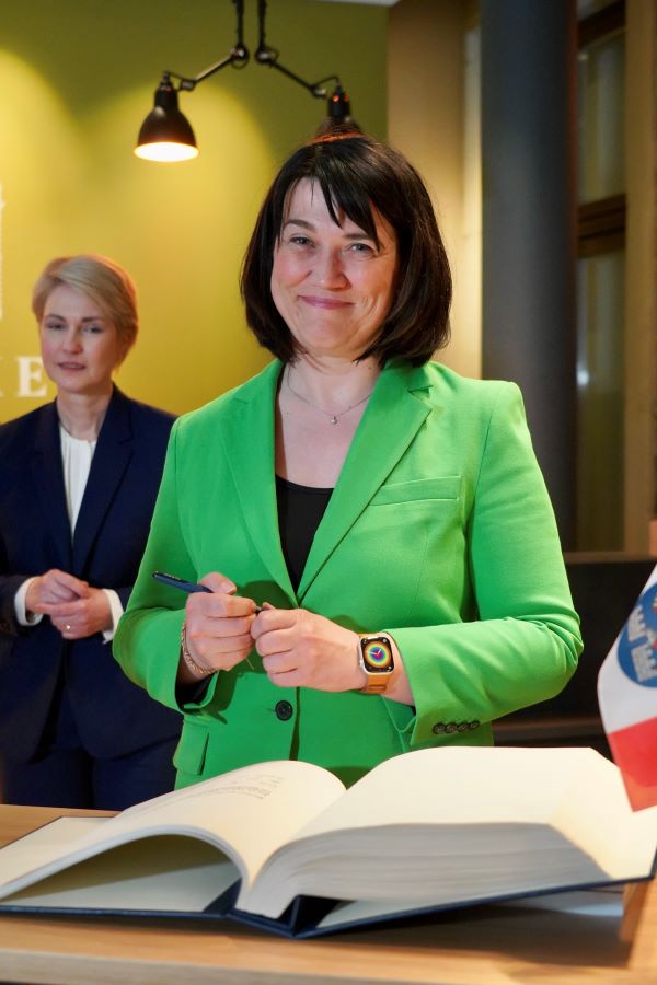 Die Ministerin für Justiz, Gleichstellung und Verbraucherschutz Jacqueline Bernhardt trägt sich ins Gästebuch der Hansestadt Anklam ein. 