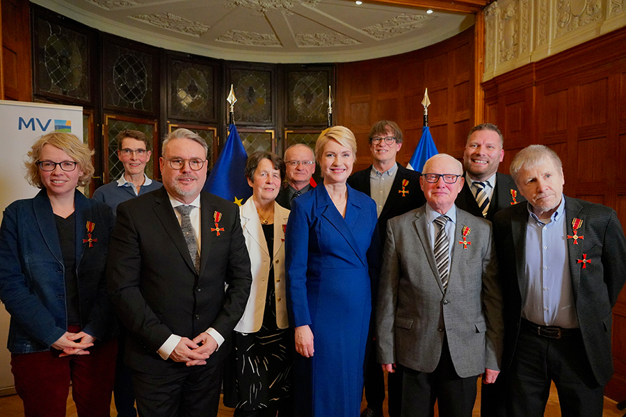 Gruppenbild von Ministerpräsidentin Manuela Schwesig mit den neun ausgezeichneten Bürgerinnen und Bürgern