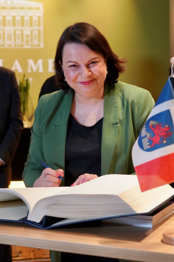 Die Ministerin für Soziales, Gesundheit und Sport Stefanie Drese trägt sich ins Gästebuch der Hansestadt Anklam ein.