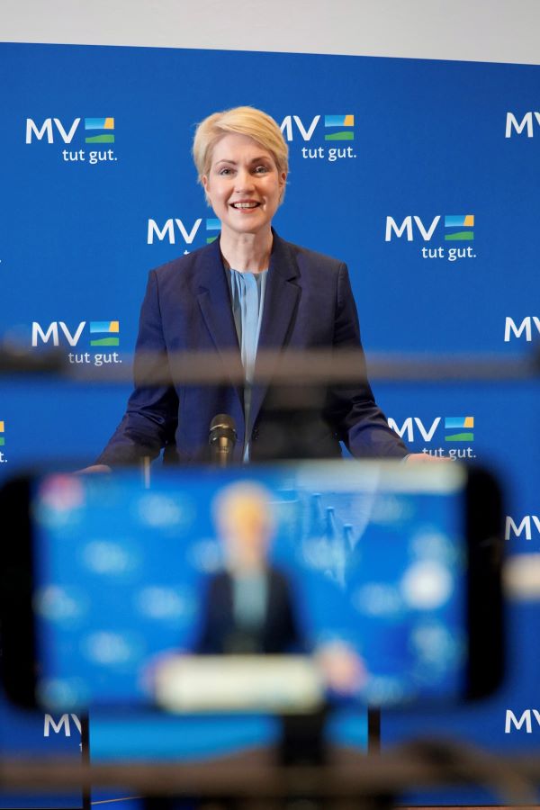 Ministerpräsidentin Manuela Schwesig auf der Pressekonferenz. In den unteren Hälfte des Bildes ist ihr Bild nochmals undeutlich auf dem Bildschirm im Querformat zu erkennen.