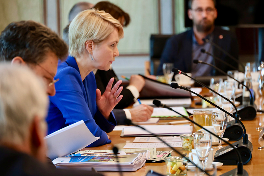 Ministerpräsidentin Manuela Schwesig während der Beratung mit einer Geste am Beratungstisch. Zu sehen sind neben weiteren Personen Beratungsunterlagen sowie Mikrophone auf dem Tisch.
