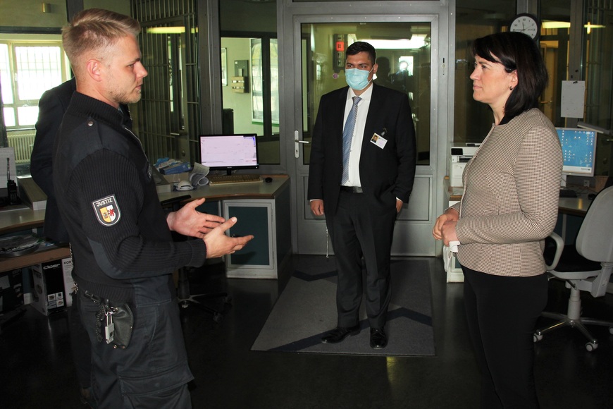 Ministerin Bernhardt in der JVA Stralsund im Gespräch mit einem Bediensteten. 