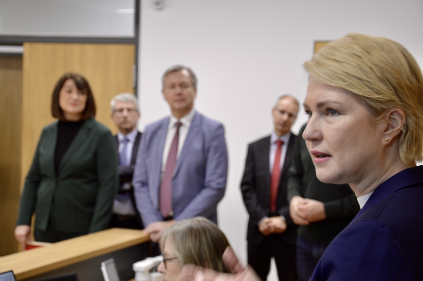 Ministerpräsidentin Manuela Schwesig besucht einen digital ausgestatteten Gerichtssaal im Justizzentrum Greifswald. 