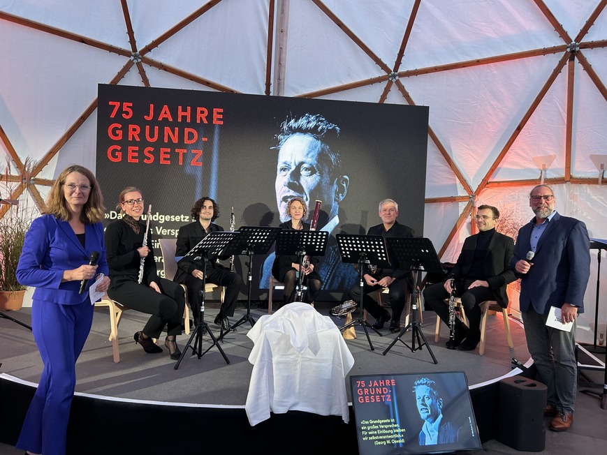 Die musikalische Lesung zu 75 Jahren Grundgesetz wurde von Kulturministerin Bettina Martin eröffnet. 