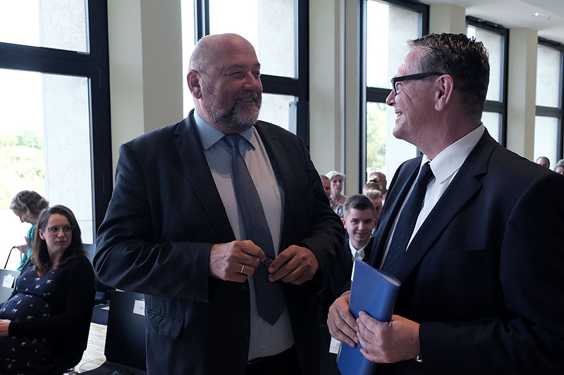 Minister Harry Glawe (li) im Gespräch mit Siegbert Eisenach von der IHK zu Schwerin 