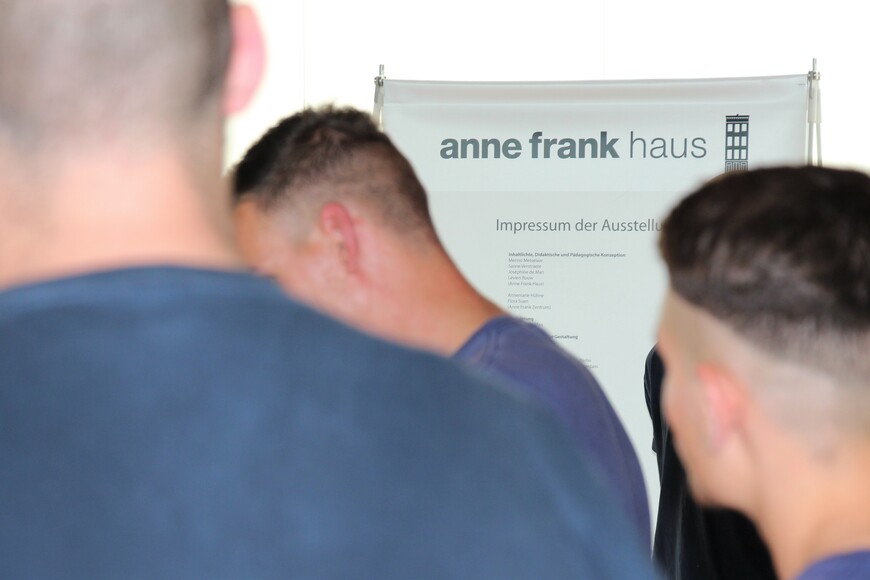 Gefangene der JVA Neustrelitz führen durch die neue Anne Frank Ausstellung 