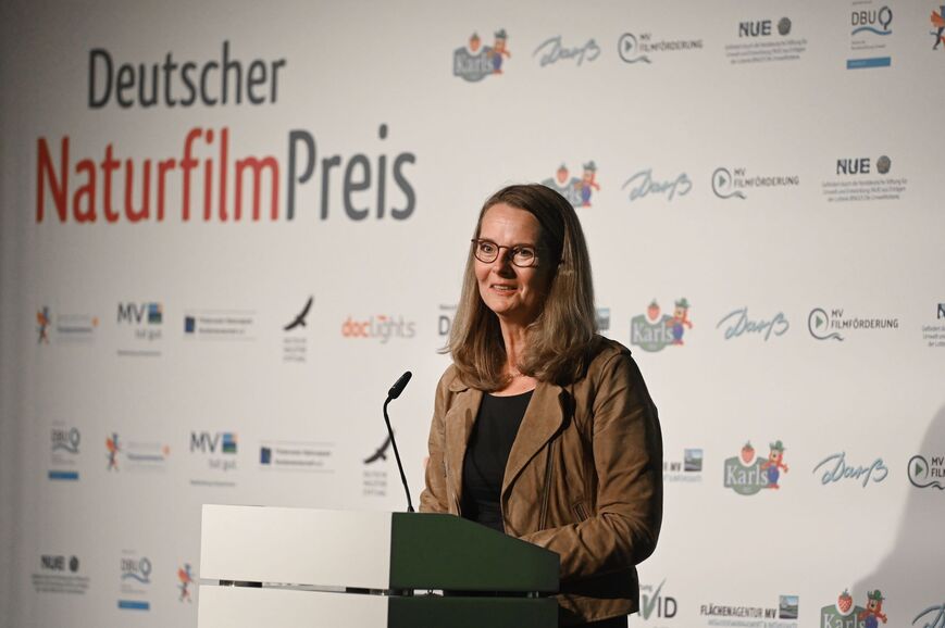 Kulturministerin Bettina Martin übergibt den Deutschen Naturfilmpreis in den Kategorien &bdquo;Tierverhalten&ldquo; und &bdquo;Naturschutz". 