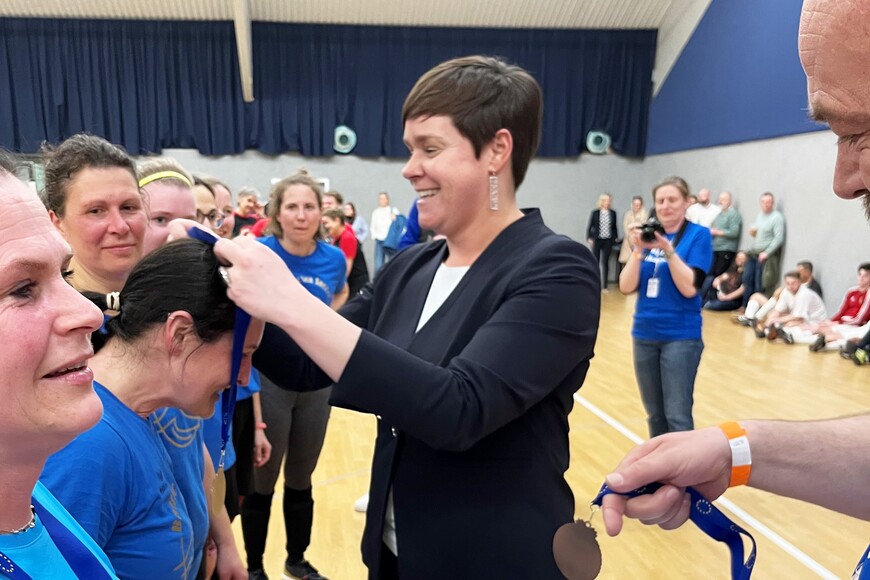 Oberbürgermeisterin Kröger überreicht die Bronze-Medaillen an das Frauenteam 