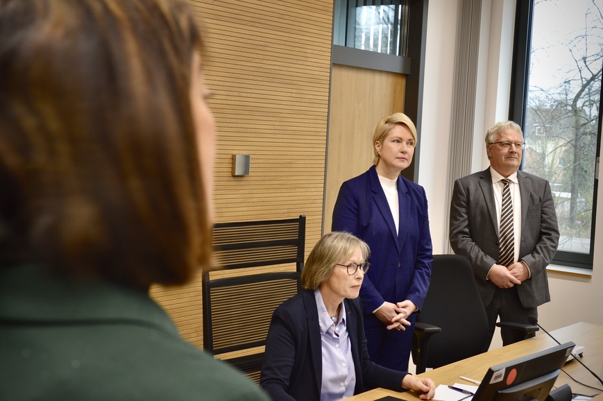 Ministerpräsidentin Manuela Schwesig besucht einen digital ausgestatteten Gerichtssaal im Justizzentrum Greifswald. 