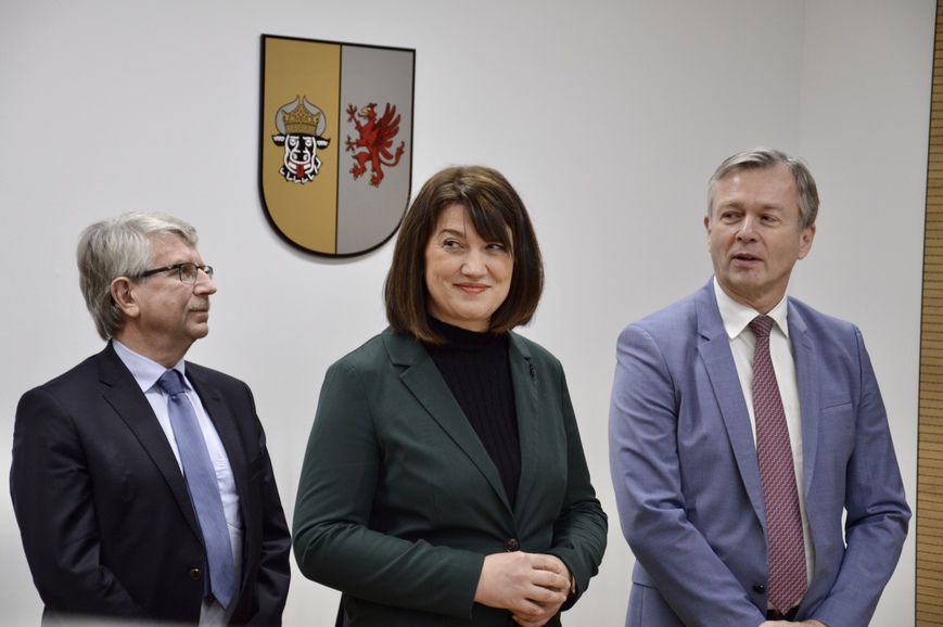 Justizministerin Jacqueline Bernhardt mit Finanzminister Dr. Heiko Geue (rechts) und SBL-Leiter in Neubrandenburg Winfried Tasler in einem der neuen digital ausgestatteten Säle 