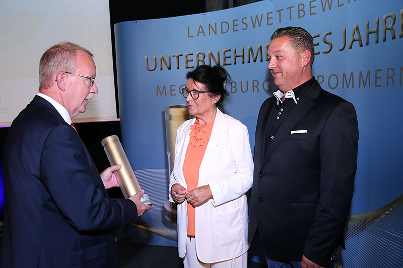 Albrecht Veit vom Ostdeutschen Sparkassenverband gratuliert Gisela Schadwinkel und Frank Schadwinkel von der Seeperle Wismar 