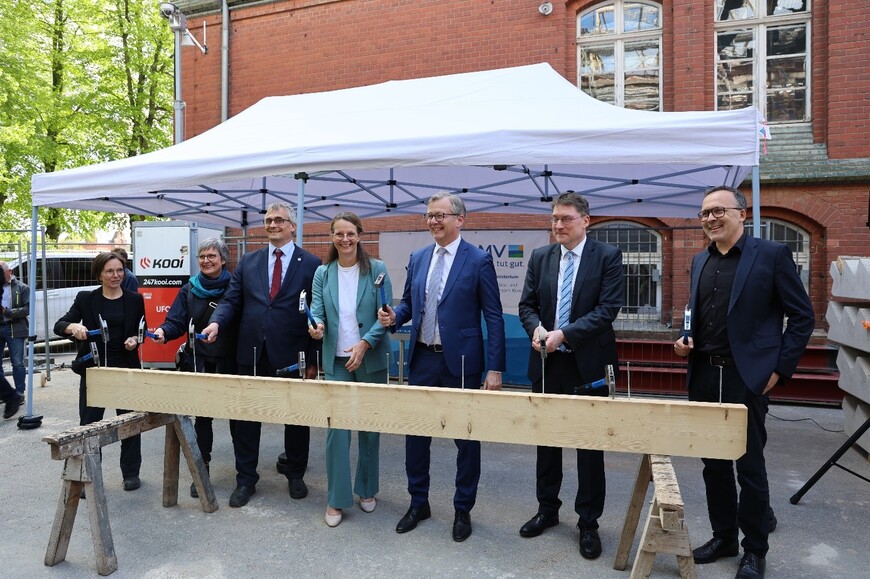 Das Richtfest für Haus 2 des geplanten &bdquo;Ulmicums&ldquo; der Universität Rostock wird gefeiert. In den neuen Campus investiert das Land 171 Mio. Euro. 