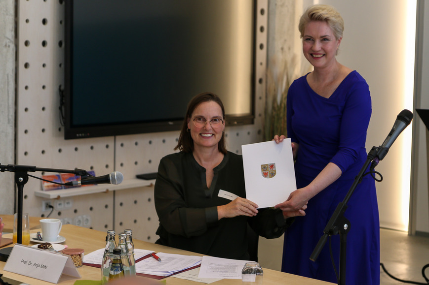 Ministerpräsidentin Schwesig übergibt der Co-Vorsitzenden Prof. Dr. Anja Mihr ihre Ernennungsurkunde. 