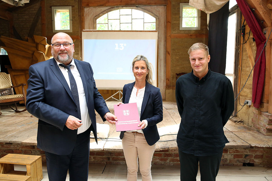 Wirtschaftsminister Harry Glawe gratuliert Dr. Susanne Arndt und Martin Henkel von 13 Grad Crossmedia Agentur (Inhaber Martin Horst), Projekt: Imagekampagne 