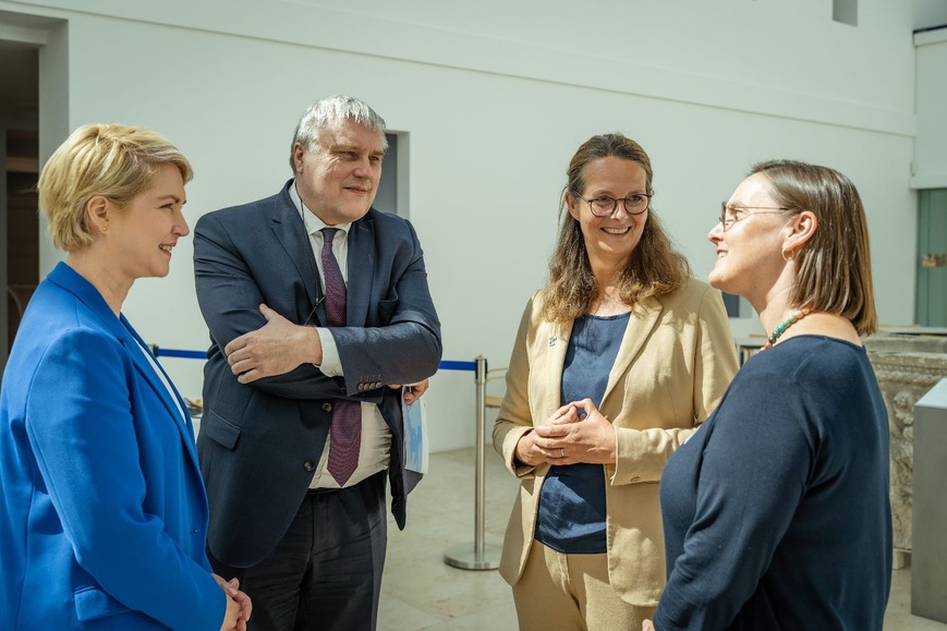Ministerpräsidentin Schwesig, der Estnische Botschafter Alar Streimann, Europaministerin Martin und Prof. Dr. Anja Mihr im Gespräch 