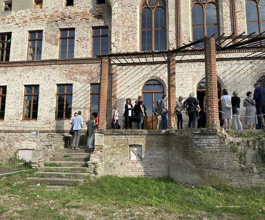Das Herrenhaus Broock, wegen seiner imposanten Erscheinung auch als Schloss bezeichnet, zählt zu den bedeutendsten Gutshausbauten im Land. Die von Architekt Friedrich August Stüler entworfene Anlage wurde ab 1840 gebaut und danach ausgebaut. Die Gesamtanlage ist von herausragender Bedeutung für die Kulturlandschaft in Vorpommern. 