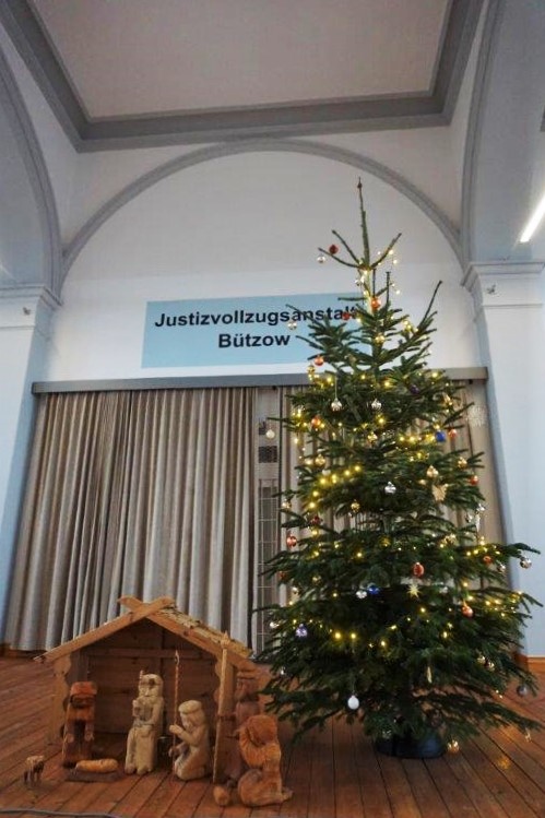 Weihnachtsbaum in der Kapelle der JVA Bützow. 