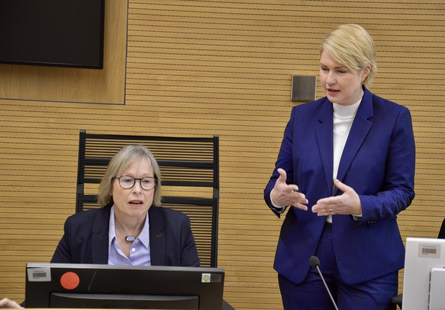 Ministerpräsidentin Manuela Schwesig interessiert sich für die Funktionsweise eines digital ausgestatteten Gerichtssaals im Justizzentrum Greifswald. 