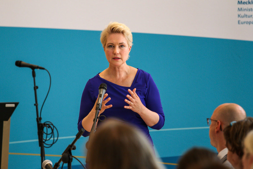 Ministerpräsidentin Manuela Schwesig begrüßt die Teilnehmerinnen und Teilnehmer. 