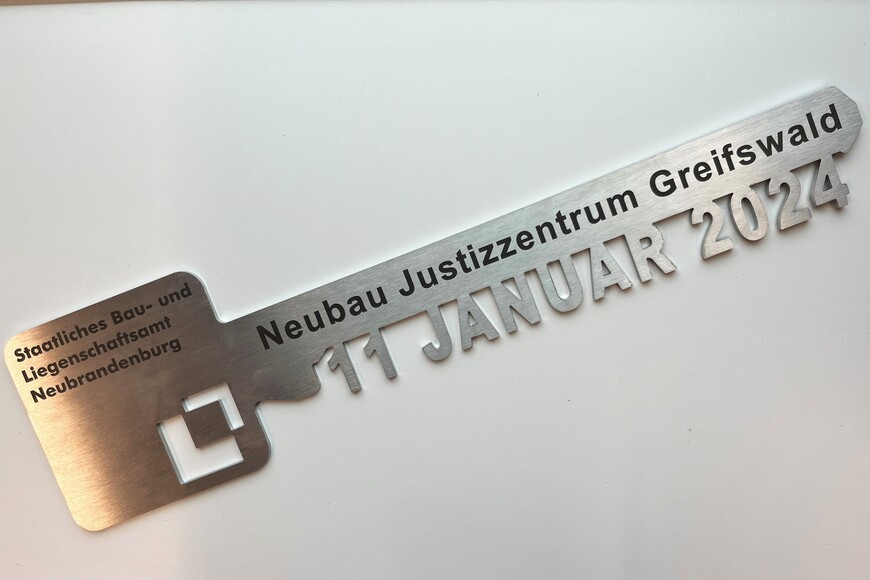 Schlüssel zur symbolischen Übergabe des Justizzentrums Greifswald 