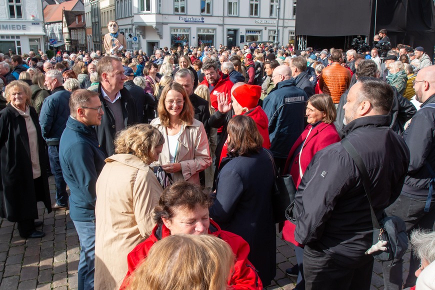 Pünktlich zum Beginn des Festes strahlte die Sonne über Schwerin und viele Menschen wollten bei der Eröffnung auf dem Markt dabei sein. 