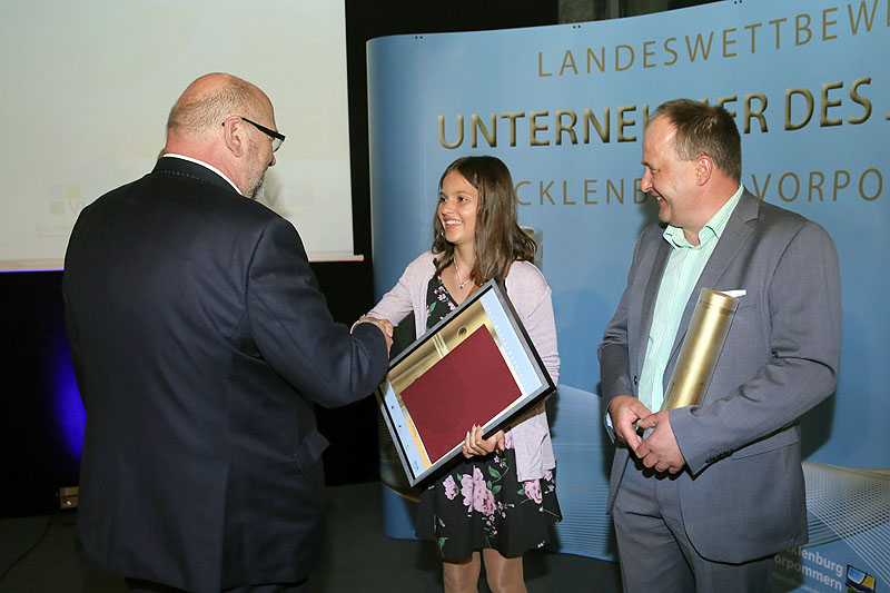 Wirtschaftsminister Glawe gratuliert Monjana Röhl und Andreas Lange von Bäckerei Lange 