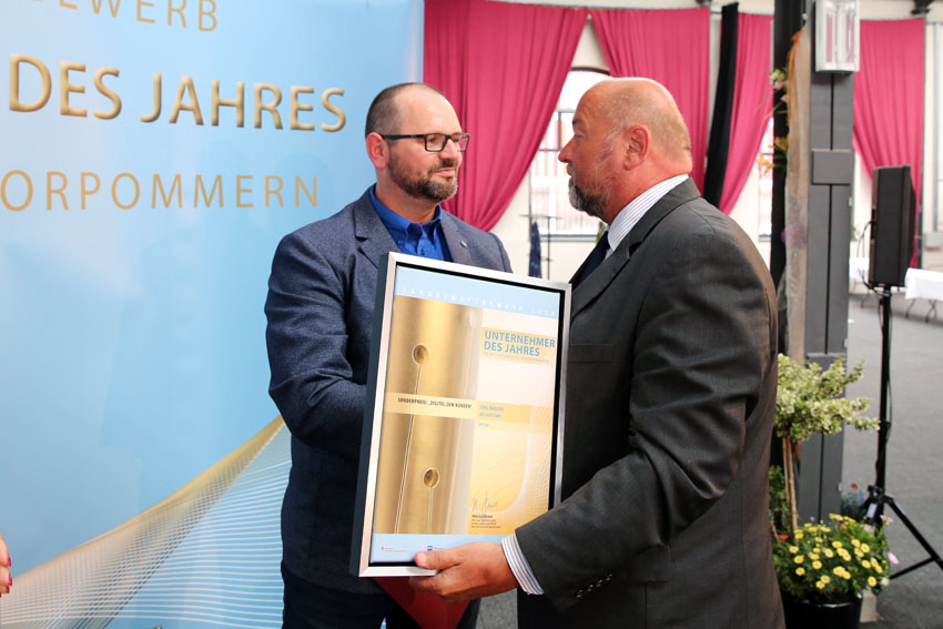 Minister für Wirtschaft, Arbeit und Gesundheit Harry Glawe gratuliert Jörg Bänder (Geschäftsführer Bike Market GmbH aus Rostock ) zum Sonderpreis: „Digital zum Kunden“ 